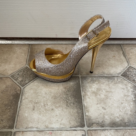 Heels - Picture 3 of 3